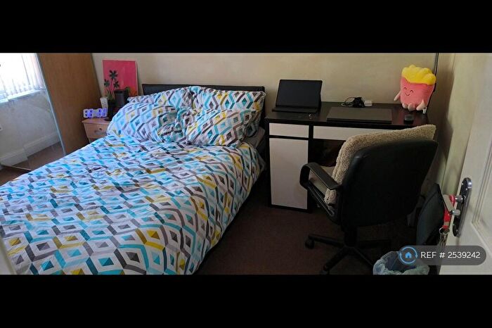 3 Bedroom Flat To Rent In Woodsley Road, Leeds, LS2