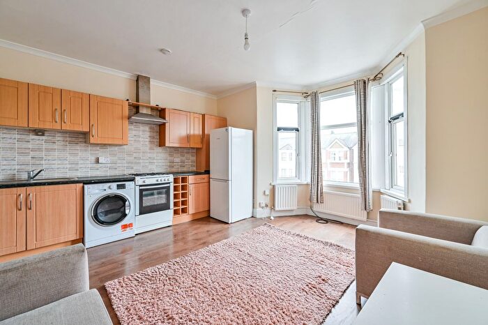 1 Bedroom Flat To Rent In Kensington Gardens, Ilford, IG1