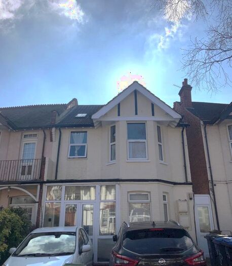 3 Bedroom Flat To Rent In Melrose Avenue, London, SW16