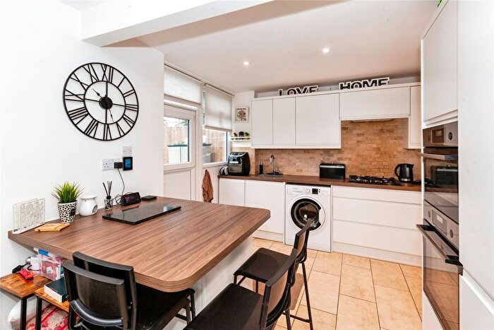 3 Bedroom End Of Terrace House For Sale In Sunderland Road, Maidenhead, Berkshire, SL6