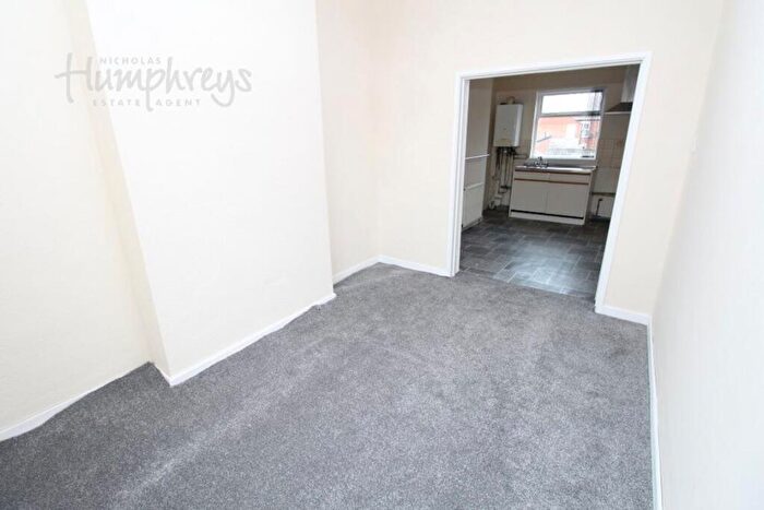2 Bedroom Flat To Rent In Evelyn Road - - Viewings, B11