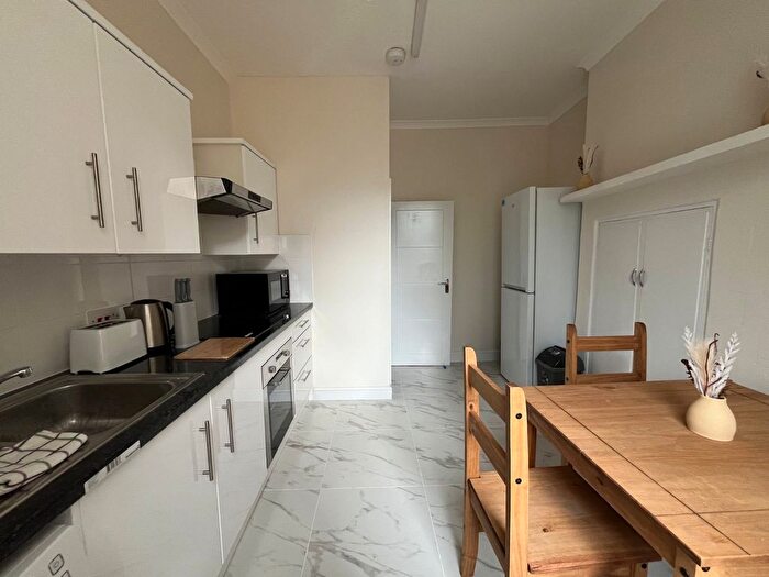 5 Bedroom Semi-Detached House To Rent In Kew Bridge Road, Brentford, TW8