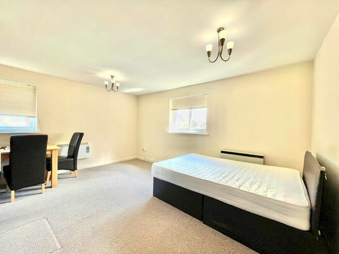 Studio To Rent In Wheatley Close, London, NW4