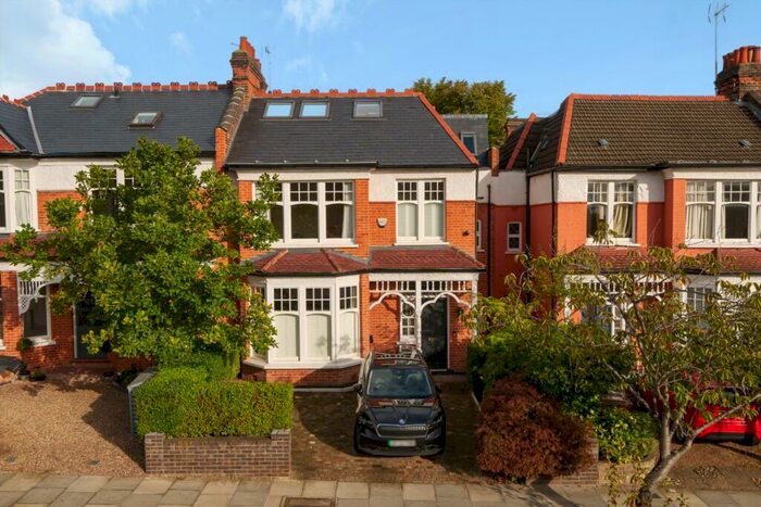 6 Bedroom Semi-Detached House To Rent In Cranley Gardens London, N10