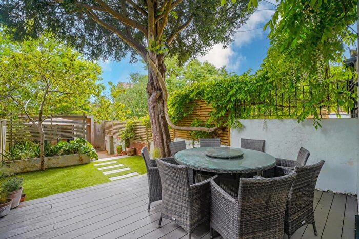 3 Bedroom Flat For Sale In Belvoir Road, East Dulwich, London, SE22