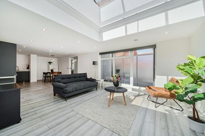 2 Bedroom Flat For Sale In The Borough, Farnham, Surrey, GU9