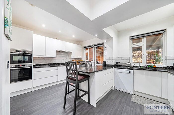 5 Bedroom Property For Sale In Long Lane, Bexleyheath, DA7