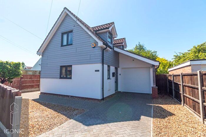 3 Bedroom Chalet For Sale In Warren Avenue, Hellesdon, Norwich, NR6