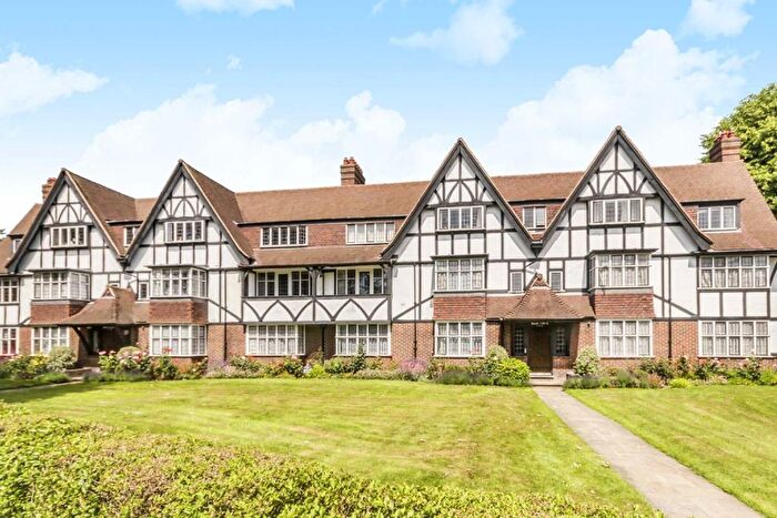 3 Bedroom Flat To Rent In Queens Drive, Acton, W3