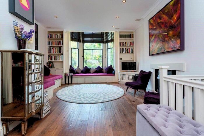 2 Bedroom Flat To Rent In St Charles Square, North Kensington, London, W10