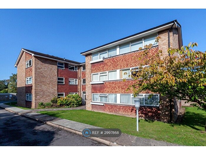 2 Bedroom Flat To Rent In Christchurch Park, Sutton, SM2