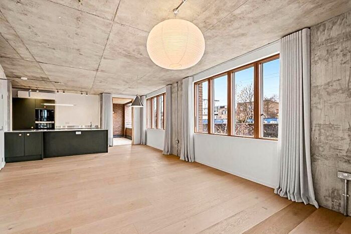 3 Bedroom Apartment To Rent In London Lane, Hackney, E8