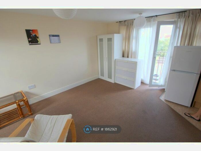 Studio To Rent In Western Avenue, London, W3