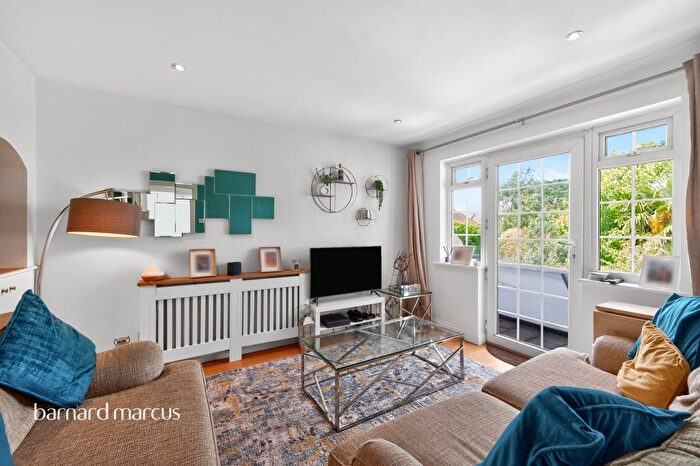 2 Bedroom Maisonette For Sale In Grove Close, Kingston Upon Thames, KT1