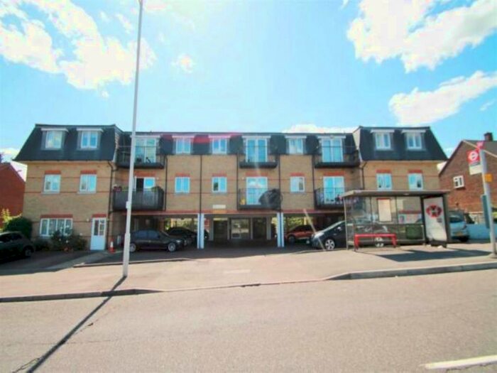 2 Bedroom Flat To Rent In Central Court, Chigwell, Essex, IG7