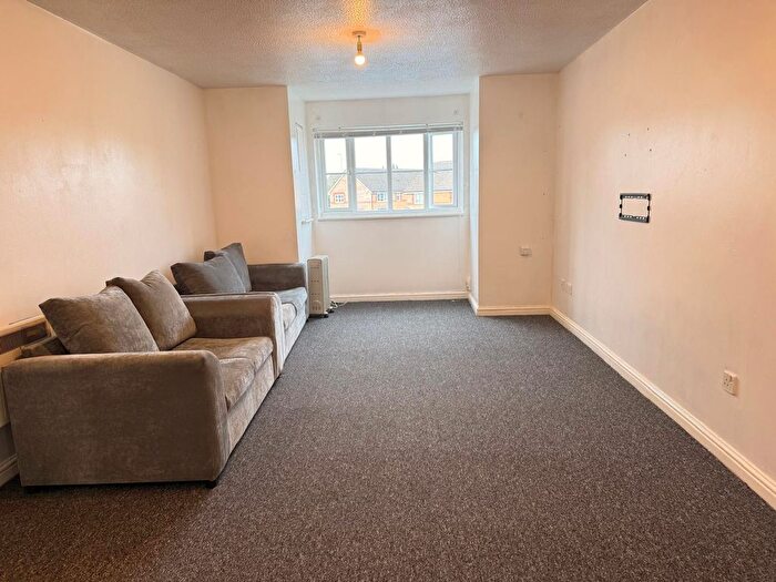2 Bedroom Flat To Rent In Larkspur Gardens, Luton, LU4