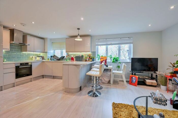 2 Bedroom Flat To Rent In John Maurice Close, Elephant And Castle, London, SE17