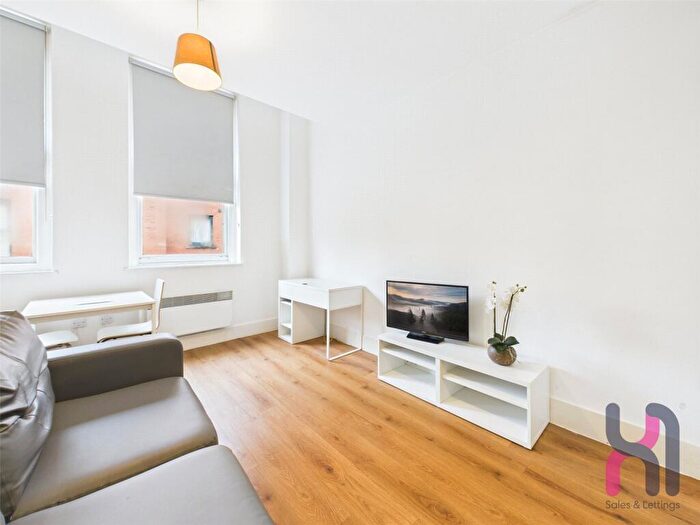 Flat To Rent In Town Hall, Bexley Square, Salford, Manchester, M3