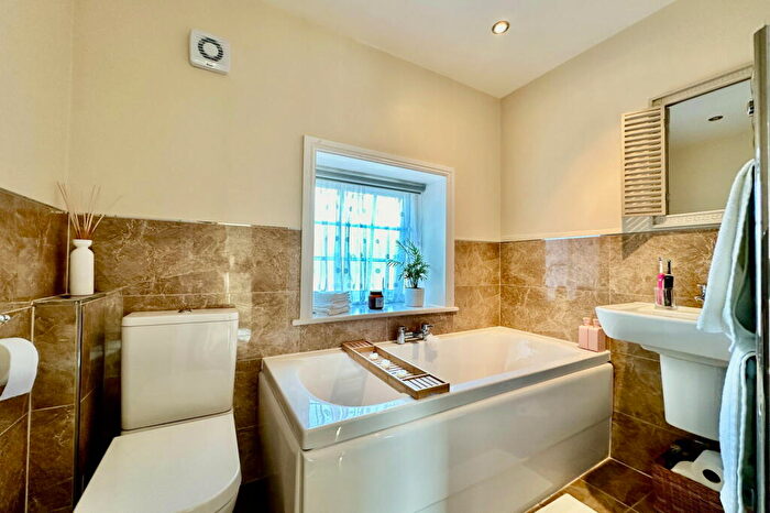 2 Bedroom Apartment For Sale In The Stables, Raywell, Cottingham, HU16