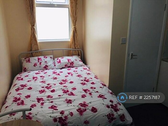 Studio To Rent In Grenoble Gardens, London, N13