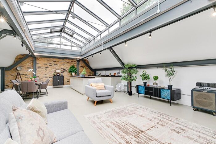 3 Bedroom Mews To Rent In Parkholme Road London, E8