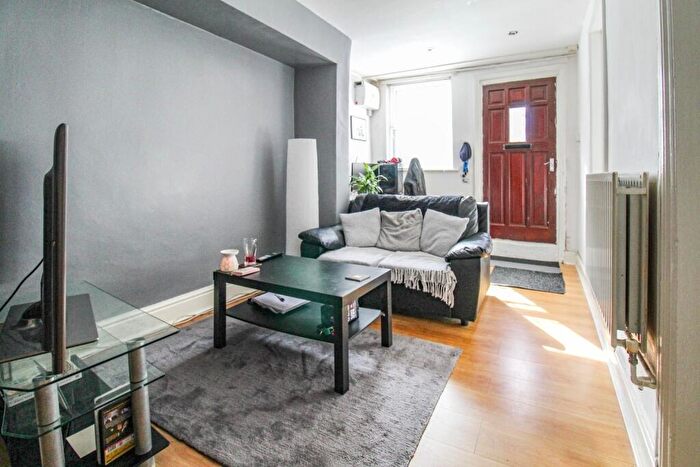 1 Bedroom Flat To Rent In Inglewood Terrace, Leeds, LS6