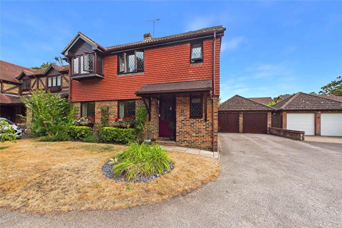 4 Bedroom Detached House For Sale In Shrublands Drive, Lightwater, Surrey, GU18