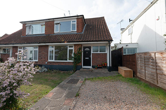 3 Bedroom Chalet For Sale In Westleigh Avenue, Leigh-on-sea, SS9