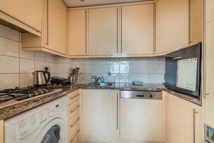 2 Bedroom Flat To Rent In Queens Gardens, Bayswater, London W2