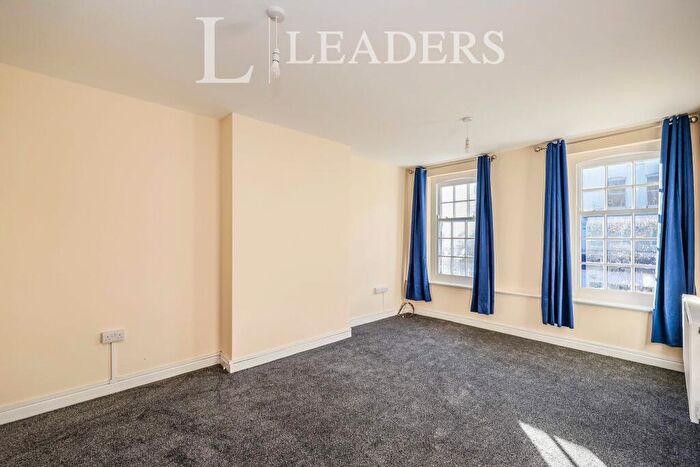 3 Bedroom Flat To Rent In High Street, Gosport, Hampshire, PO12