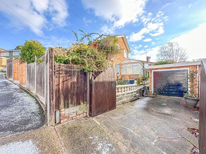 4 Bedroom Detached House For Sale In Upper Lambricks, Rayleigh, SS6