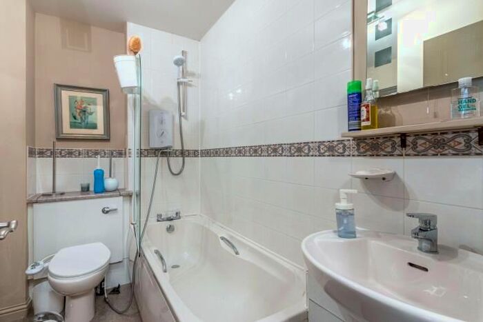 2 Bedroom Flat To Rent In Huntingdon Place, Edinburgh, EH7