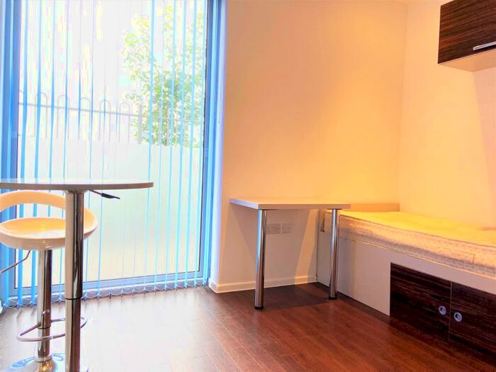 Studio To Rent In Guildford Park Road, Guildford, GU2