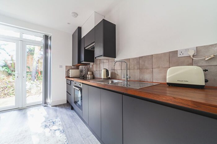 2 Bedroom Flat To Rent In Llanvanor Road, London, NW2