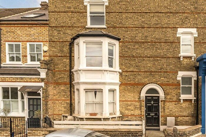 3 Bedroom Flat To Rent In Chestnut Grove, Balham, SW12