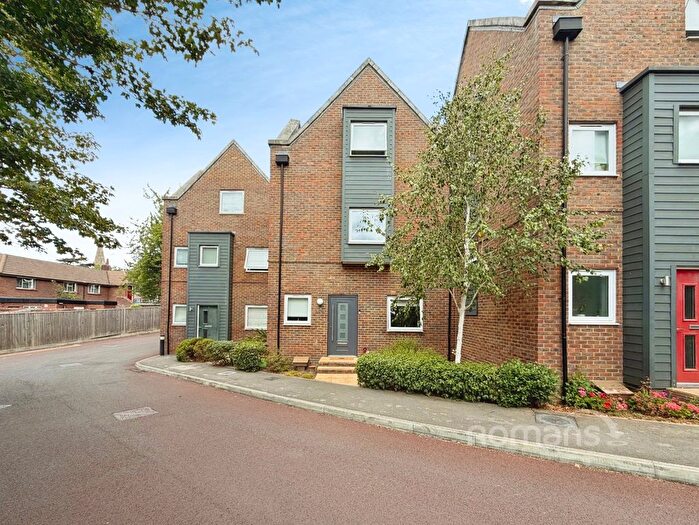 4 Bedroom Detached House For Sale In Kingfisher Drive, Camberley, Surrey, GU15