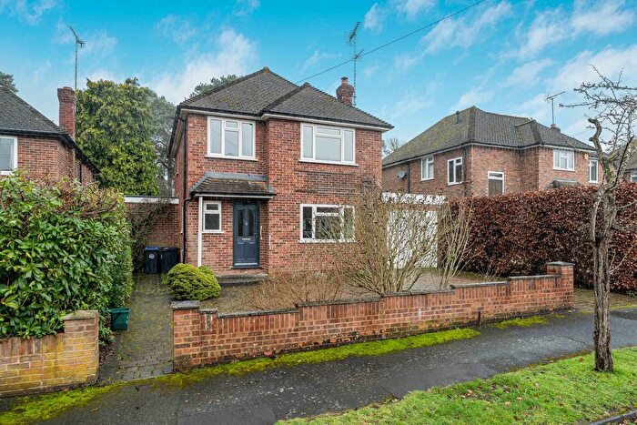 3 Bedroom Detached House For Sale In Lynwood Close, Woking, Surrey, GU21