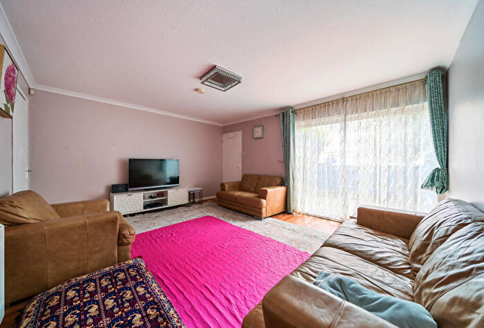 3 Bedroom Terraced House For Sale In Crocus Field, Barnet, EN5