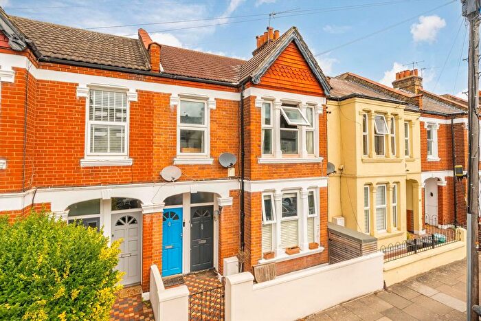 2 Bedroom Flat To Rent In Quinton Street, Earlsfield, SW18