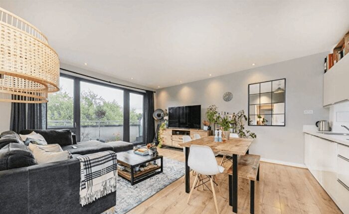 2 Bedroom Flat To Rent In Stewarts Road, London, SW8