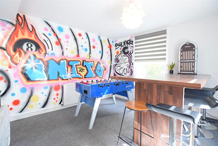 12 Bedroom End Of Terrace House To Rent In Unity Square - Bed Student House - /, LN2
