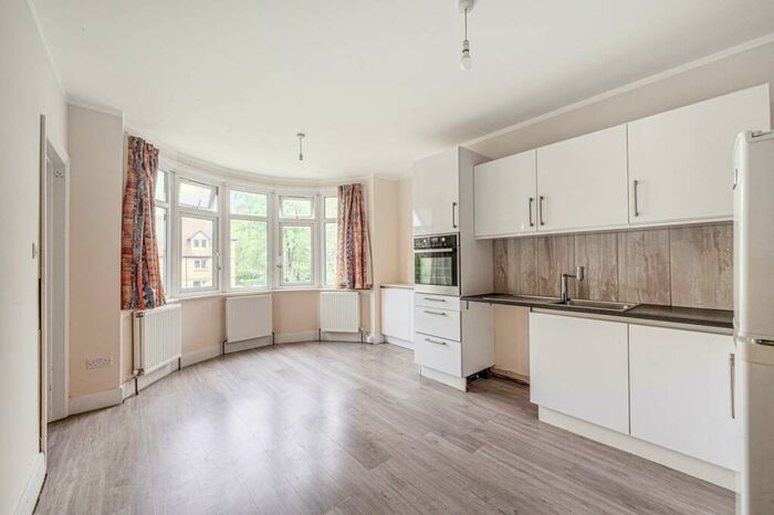 3 Bedroom Maisonette To Rent In Friern Watch Avenue, North Finchley, London, N12