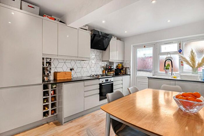 3 Bedroom End Of Terrace House For Sale In Ingram Road, Dartford, DA1