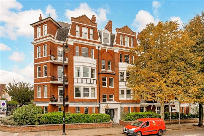 2 Bedroom Flat For Sale In Castelnau, Barnes, SW13
