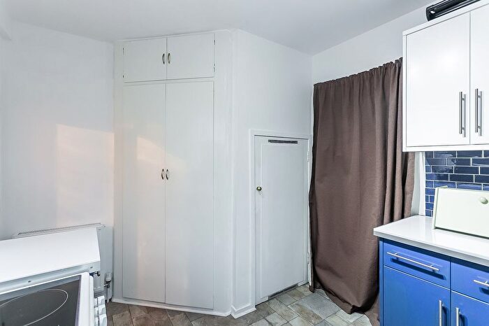 2 Bedroom Flat For Sale In Groathill Road North, Drylaw, Edinburgh, EH4