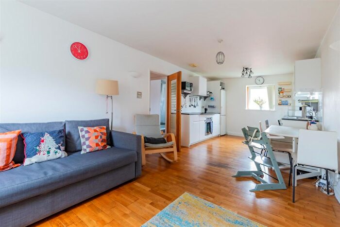 2 Bedroom Flat For Sale In Henke Court, Cardiff Bay, Cardiff, CF10