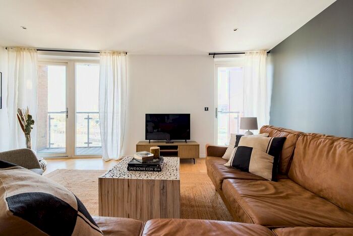 2 Bedroom Flat To Rent In Nine Elms Lane, London, SW8