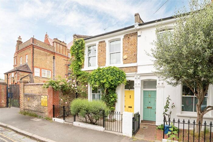 3 Bedroom End Of Terrace House For Sale In Appleby Road, Hackney, London, E8