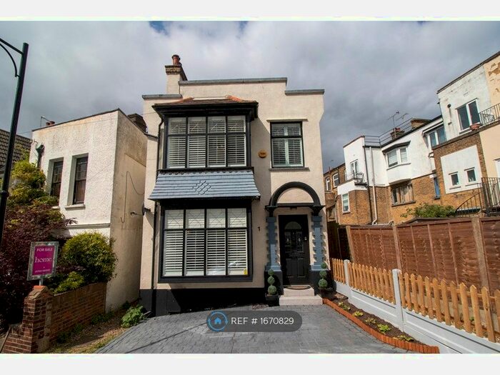 3 Bedroom Detached House To Rent In Redcliff Drive, Leigh On Sea, SS9