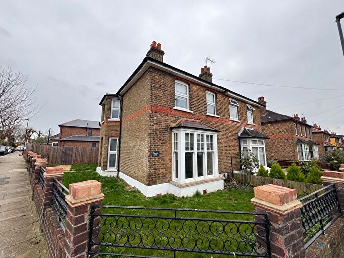 3 Bedroom Detached House To Rent In Second Avenue, Bush Hill Park, EN1